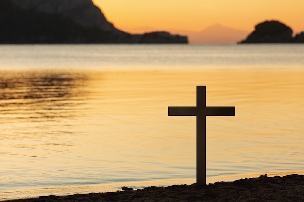 Croce cristiana con paesaggio naturale