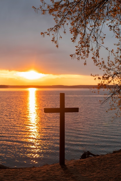 Croce cristiana con paesaggio naturale