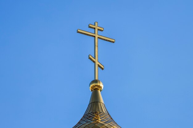 Croce cristiana contro il cielo blu. Chiesa ortodossa. Foto di alta qualità