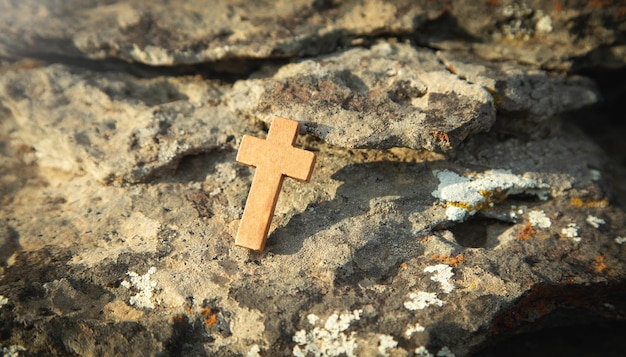 Croce cristiana sulla pietra esterna