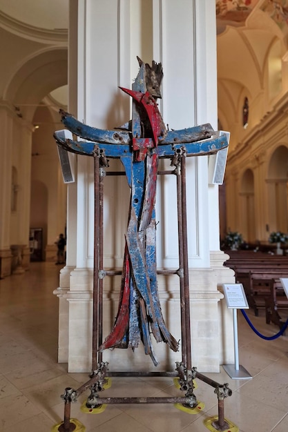 Croce di legno della nave dei migranti nella cattedrale di Noto