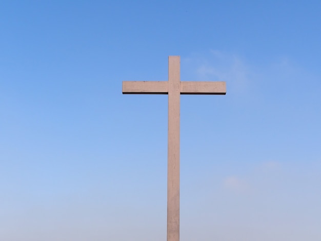 Croce di legno sopra il cielo blu