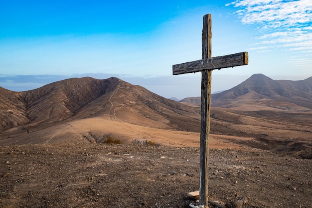 Croce di legno sulla cima della montagna a Fuerteventura, Isole Canarie