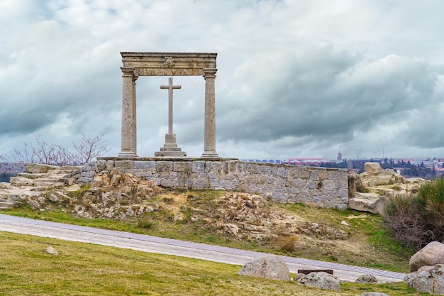 Croce di pietra su una collina che domina la città medievale di Avila in Spagna.