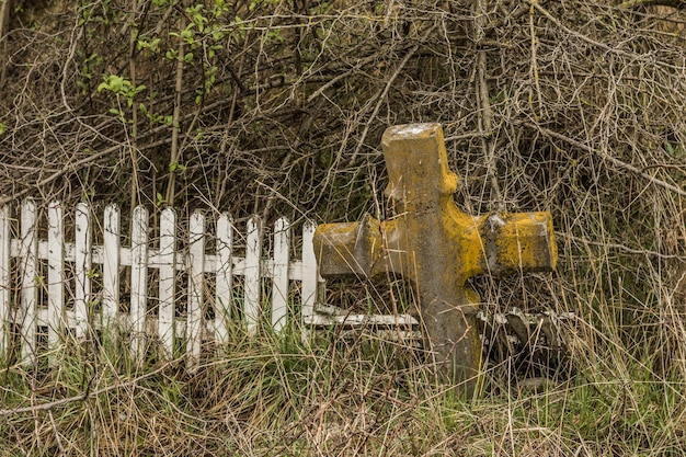 Croce su un cimitero nella natura