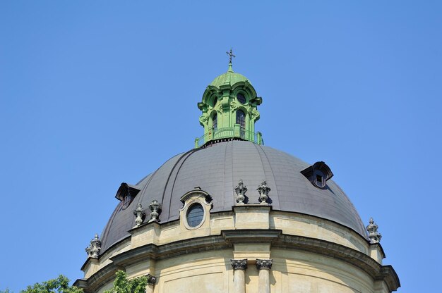 Croce sulla cupola della Chiesa contro il cielo blu