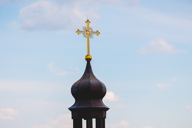 Croce sulla cupola della chiesa ortodossa sullo sfondo del cielo con tempo soleggiato