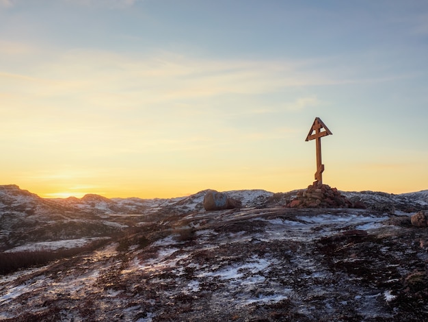Croce sulla penisola di Kola, fredda alba a Teriberka.
