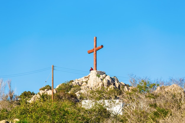 Croce sulla vetta della montagna. Simbolo religioso cristiano