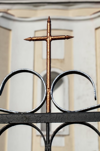 Croci cattoliche vicino all'edificio della chiesa cattolica