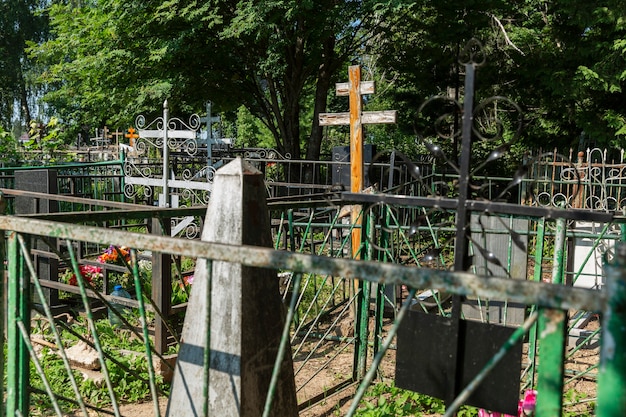 Croci e monumento sulle tombe del cimitero. Pandemia ed epidemia.