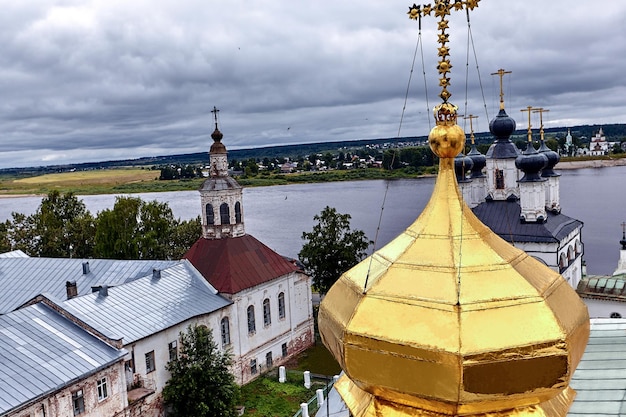 Croci ortodosse orientali su cupole dorate, cupole, contro il cielo azzurro con nuvole. Chiesa ortodossa