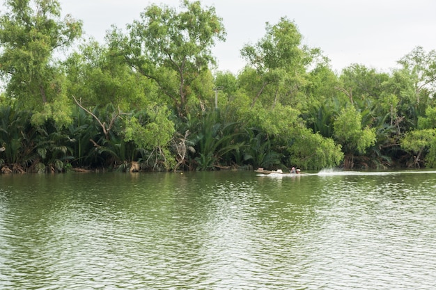 Crociera in barca sul fiume