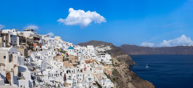 Crociera sulle isole greche panoramica panoramica del mare dall'alto di Oia