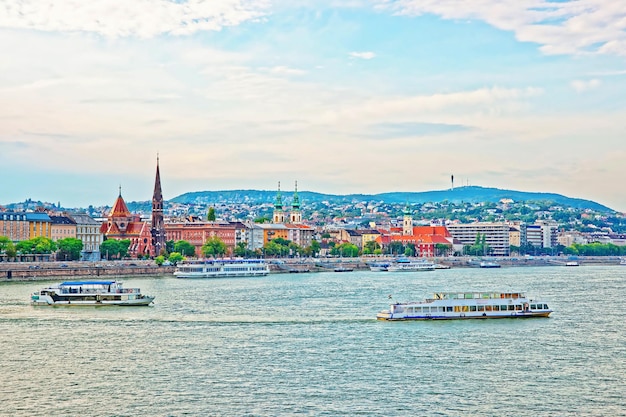 Crociere e città di Buda con le torri delle chiese sul fiume Danubio a Budapest, Ungheria