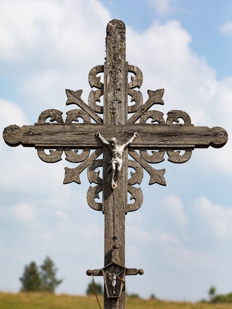 Crocifissione di Cristo e un gran numero di croci alla Collina delle Croci. Hill of Crosses è un monumento unico di storia e arte popolare religiosa a Siauliai, in Lituania.