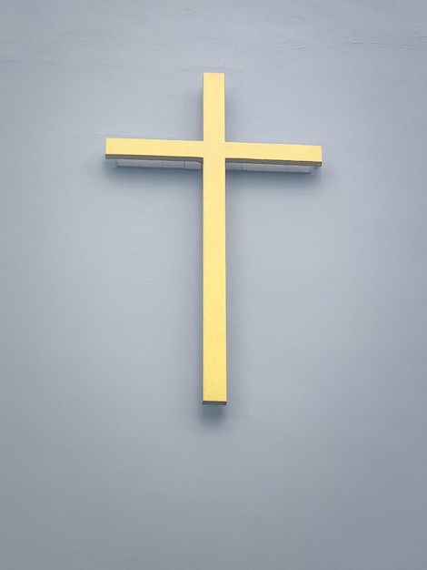 Crocifisso d'oro montato sul muro della chiesa crede bibbia cattolicesimo cattolico cristo cristiano
