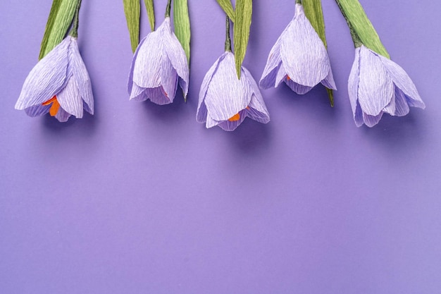 Crocus di carta viola DIY su sfondo viola Vacanze primaverili Colore alla moda del 2022 molto peri Spazio di copia