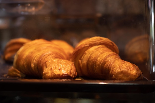 Croffle Croissants, dolce da dessert delizioso pasto con mandorle e crema croccante sopra waffle