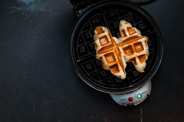 Croffle è una combinazione di croissant e waffle Questo croffle servito su un piatto bianco