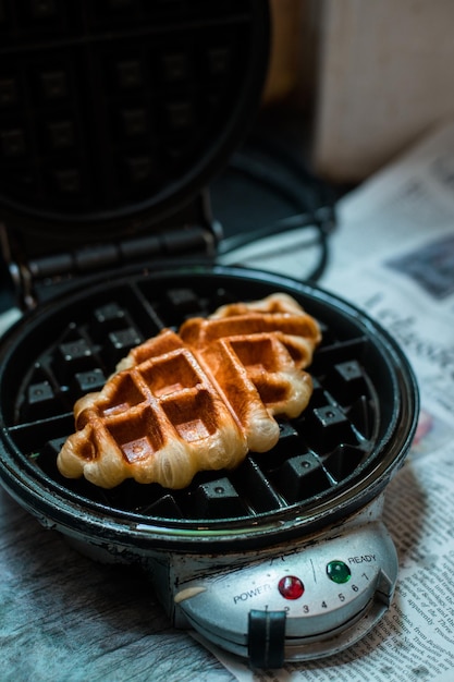 Croffle è una combinazione di croissant e waffle Questo croffle servito su un piatto bianco