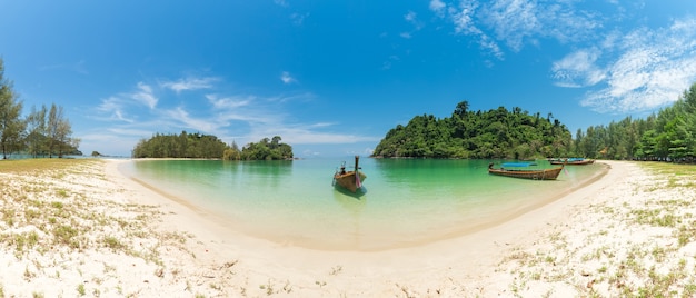 Crogiolo di coda lunga all&#39;isola di Kham-Tok, mare Ranong, Tailandia