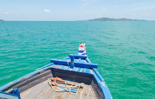 Crogiolo di coda lunga di vista frontale del naso della nave al mare Asia Tailandia di Phi Phi Islands