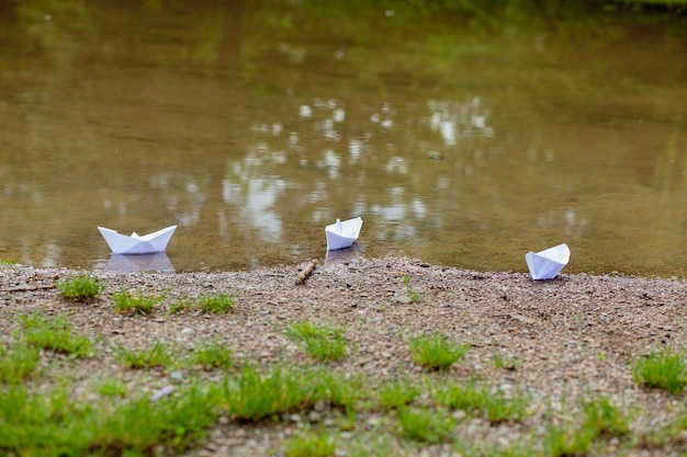 Crogiolo di giocattolo del Libro Bianco su acqua blu vicino alla riva