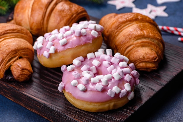 Croissant al cioccolato croccante con decorazioni natalizie su tagliere di legno