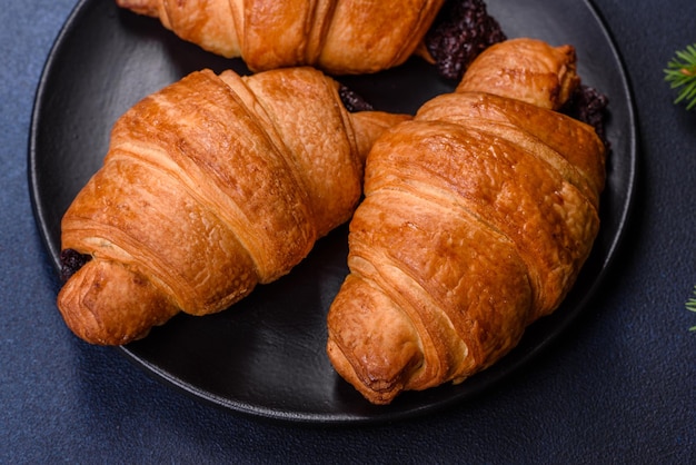 Croissant al cioccolato croccante con decorazioni natalizie su tagliere di legno