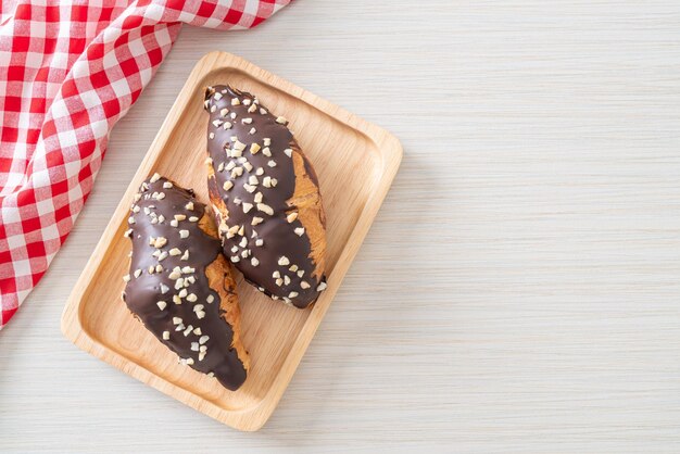 croissant al cioccolato e nocciola su piatto di legno