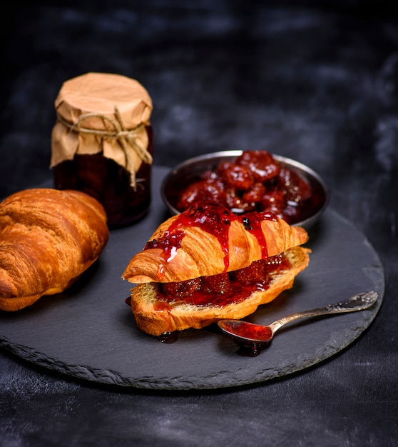 Croissant al forno con marmellata di fragole