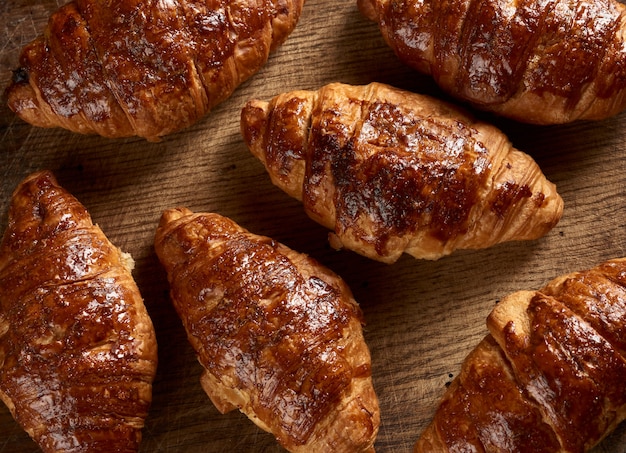 Croissant al forno su una tavola di legno marrone