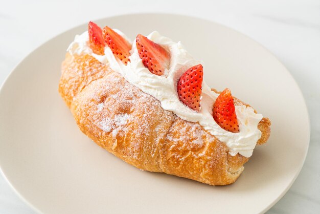 croissant alla fragola e panna fresca sul piatto