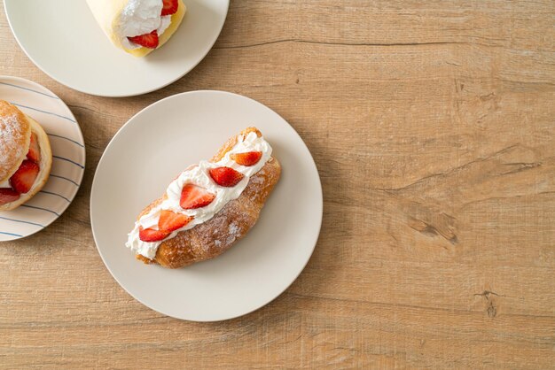 croissant alla fragola e panna fresca sul piatto