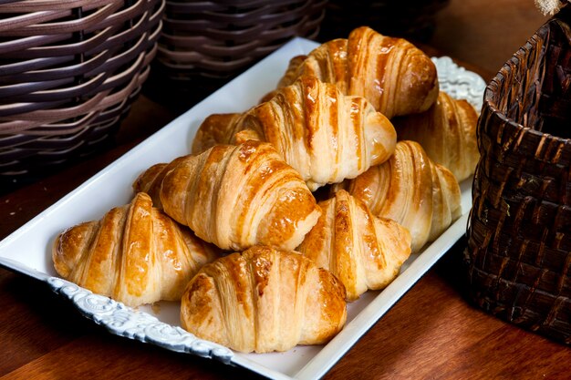 Croissant appena sfornati. Croissant e panini al burro freschi caldi. Buonissimi croissant francesi e americani e pasticcini al forno