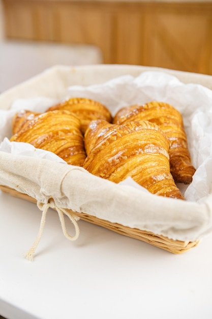 Croissant appena sfornati in un cestino intrecciato