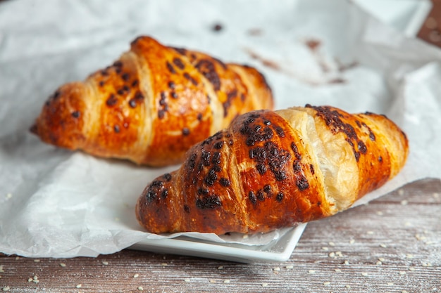 Croissant appena sfornati su fondo di legno