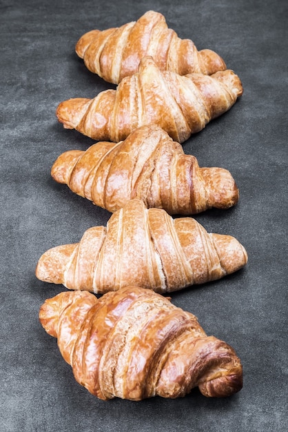 Croissant appena sfornati sul tavolo della colazione