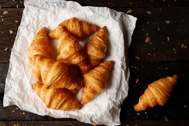 Croissant appena sfornati sulla tavola di legno grigio