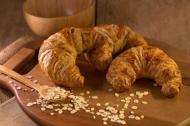 Croissant appena sfornati sullo sfondo scuro.