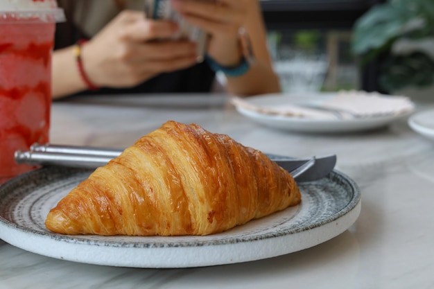 Croissant appena sfornato brillante nel caffè?