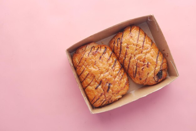 Croissant appena sfornato in un fiocco sul tavolo