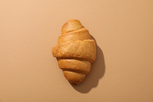 Croissant appena sfornato su sfondo artigianale, vista dall'alto