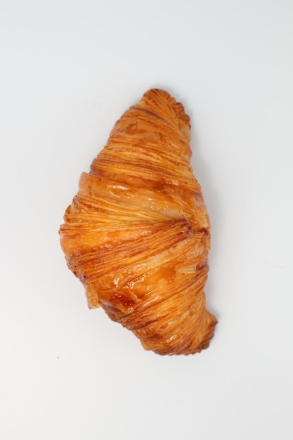 Croissant appena sfornato su sfondo chiaro