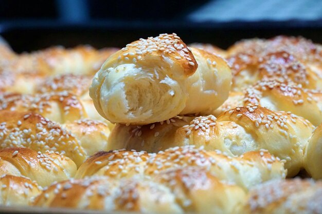 Croissant appena sfornatoPasticceria fatta in casa con sesamo