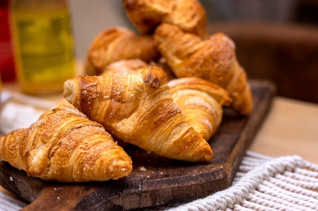 Croissant Bakery Primo piano di croissant su tavola di legno