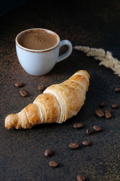 Croissant con caffè a colazione