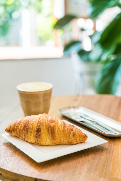 croissant con caffè caldo