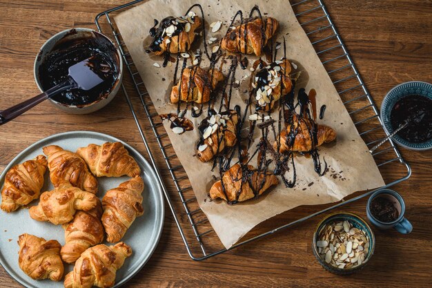 Croissant con cioccolato e spruzza su un tavolo di legno.